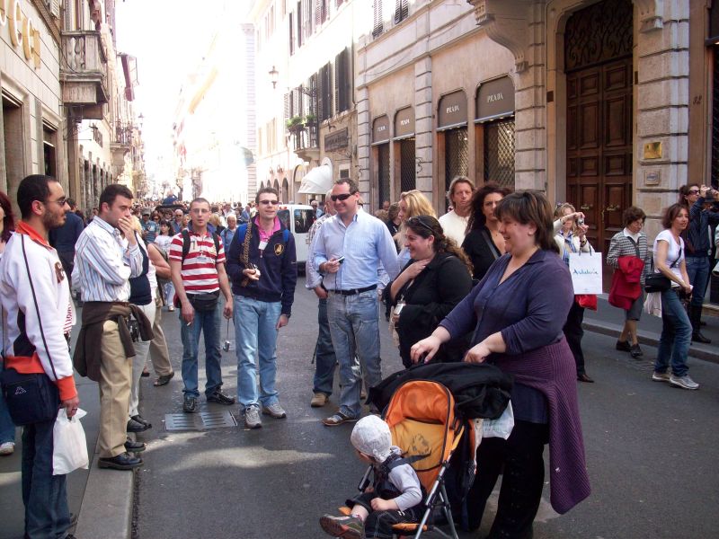 From left to right: Sharatan3, Starcapitan, Dynadart, Ravestorm, Debemaks with his girlfriend, Ewri, and Cristina with Federico (Giulcenc's wife and son).